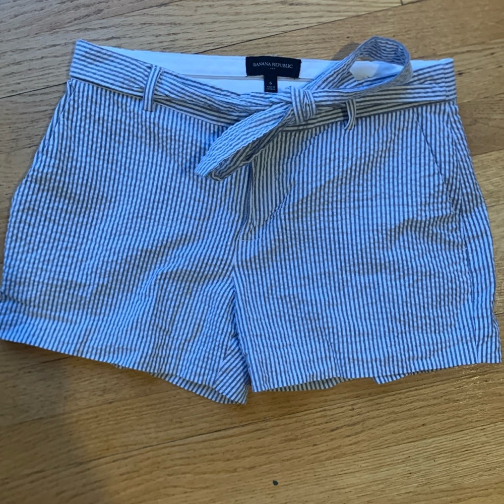 Size 6 Banana Republic seersucker shorts with tie belt. Like new.